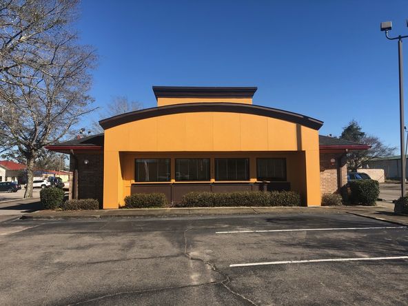 Former Pizza Hut - Chipley, FL: 1329 Main St, Chipley, FL 32428